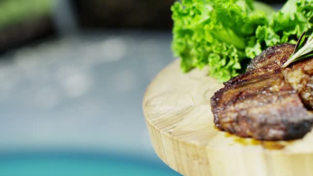 T-Bone Steak mit frischem Gemüse - Filmmaterial, Video