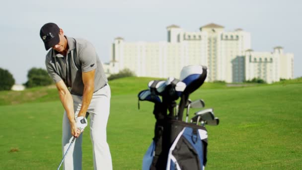 Jugador de golf profesional durante el entrenamiento
 - Metraje, vídeo