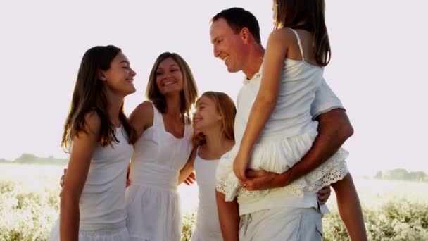 pais com filhas abraçando juntos
 - Filmagem, Vídeo