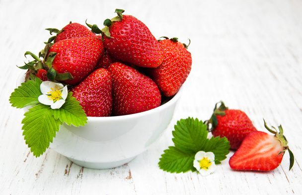 Bowl with strawberries - Photo, Image