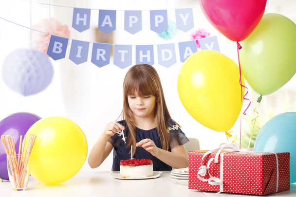 adorable chica celebrando cumpleaños
. - Foto, imagen