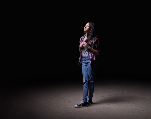 dziewczynę stojącą w świetle latarni na ulicy - Zdjęcie, obraz