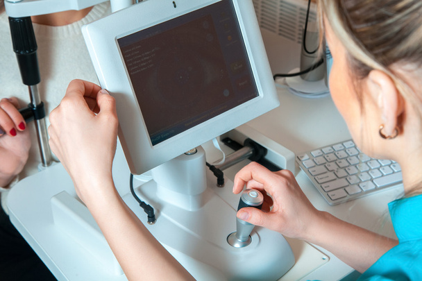 medico controlla un paziente occhi utilizzando il dispositivo oftalmico
 - Foto, immagini
