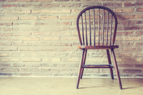 Cadeira de madeira contra parede
 - Foto, Imagem