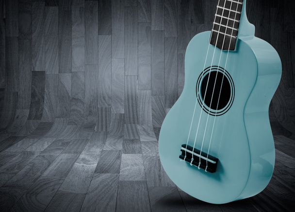Μέρος της μια ακουστική κιθάρα σε ένα γκρίζο φόντο ξύλινη. - Φωτογραφία, εικόνα