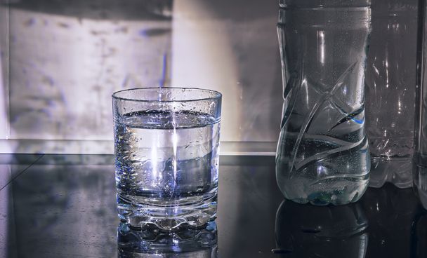 ガラス瓶と水のグラス. - 写真・画像