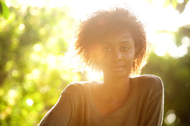 Ελκυστική μαύρη γυναίκα και ηλιοβασίλεμα - Φωτογραφία, εικόνα