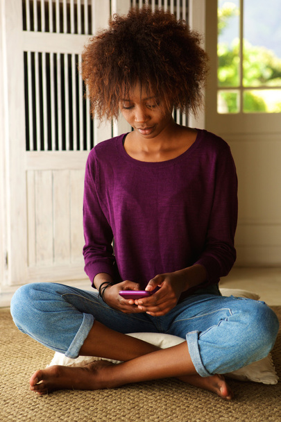 młoda kobieta z telefonem komórkowym - Zdjęcie, obraz