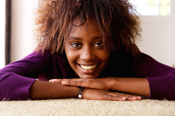 Glimlachend jonge zwarte vrouw - Foto, afbeelding