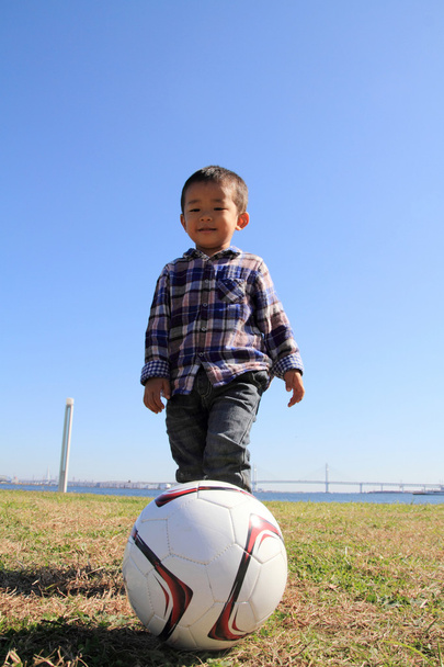 Japonés chico jugando con fútbol pelota (3 años de edad
) - Foto, imagen