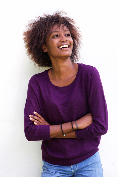 Mulher negra rindo contra fundo branco
 - Foto, Imagem