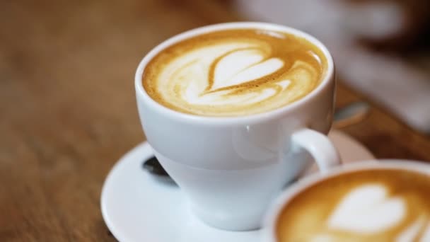 kaksi kuppia kahvia cappuccino - Materiaali, video