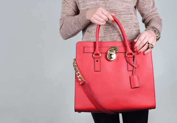 Elegante borsa in pelle femminile glamour rosso su sfondo puro
 - Foto, immagini