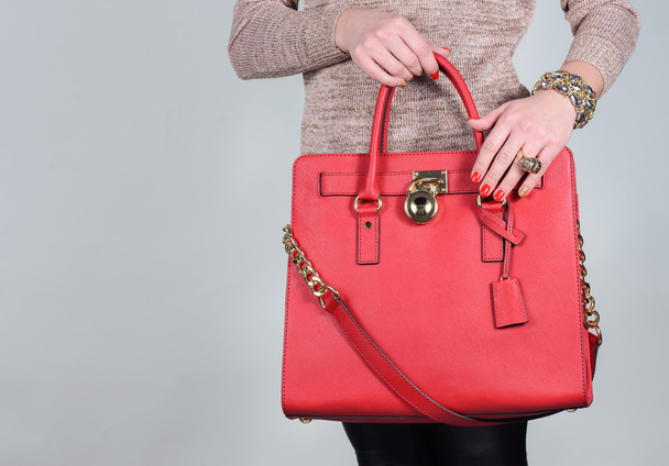 Piros elegáns elbűvölő női bőr táska tiszta háttér - Fotó, kép