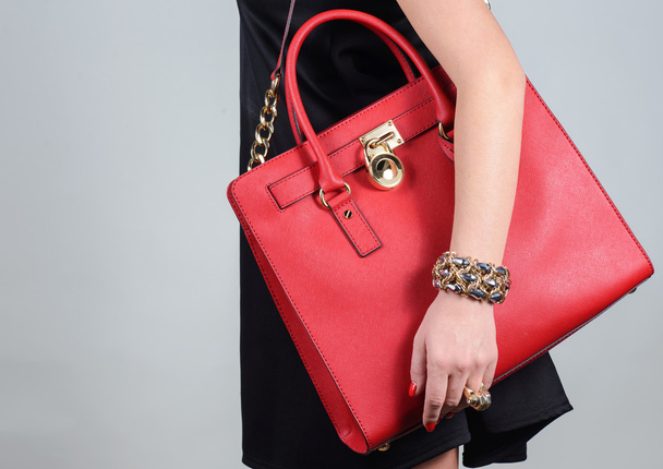Elegante borsa in pelle femminile glamour rosso su sfondo puro
 - Foto, immagini