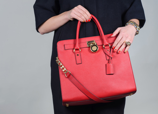 純粋な背景に赤のスタイリッシュな魅力的な女性の革バッグ - 写真・画像