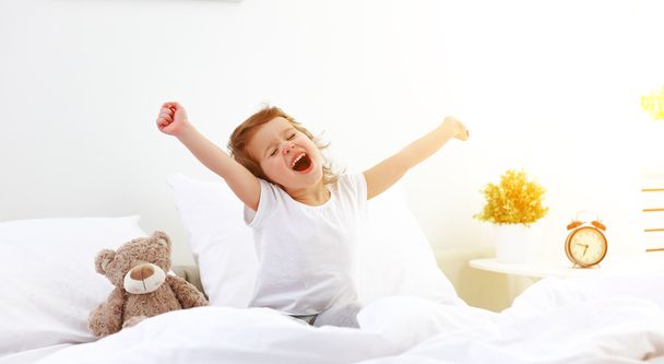 ranní probuzení dítě dívka v posteli - Fotografie, Obrázek