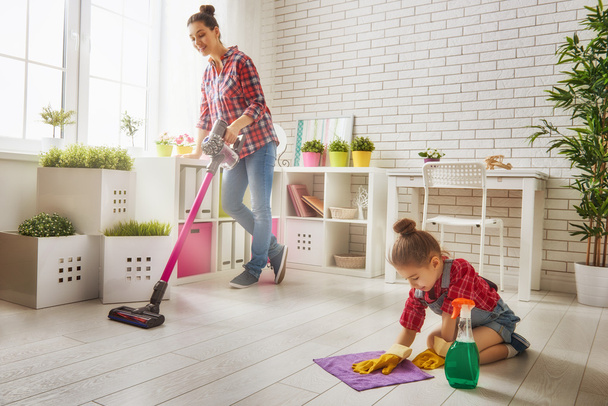 family cleans the room - Foto, Bild