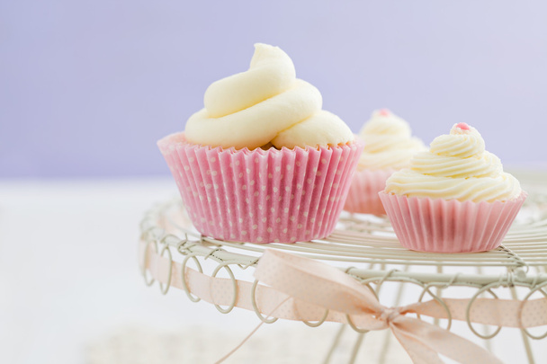 Three vanilla cupcakes - Zdjęcie, obraz