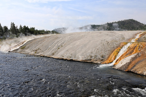ένα πολύ ζεστό ποτάμι στο εθνικό πάρκο yellowstone ΗΠΑ - Φωτογραφία, εικόνα