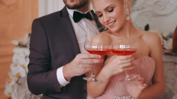Jonggehuwden poseren voor de camera in de hand terwijl de glazen - Video