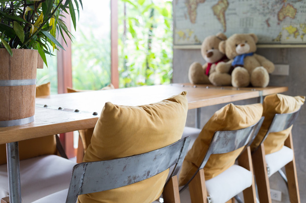 barové stoličky a dřevěný stůl zdobené v obývacím pokoji - Fotografie, Obrázek