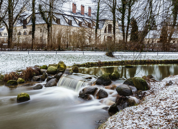 kis folyó, egy parkban, télen - Fotó, kép