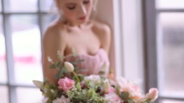 Mooie, delicate en vrouwelijke bruid. - Video