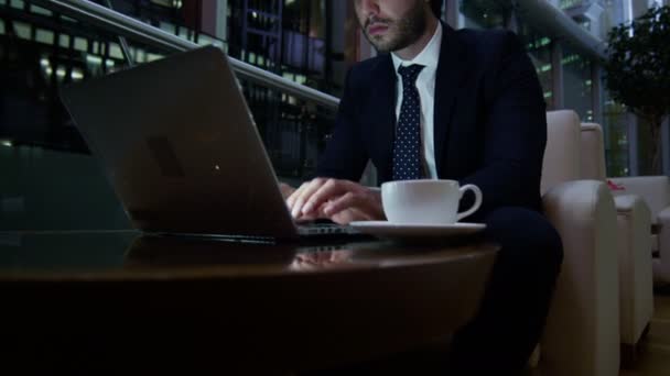Αραβικά επιχειρηματίας που εργάζεται στον φορητό υπολογιστή τη νύχτα - Πλάνα, βίντεο