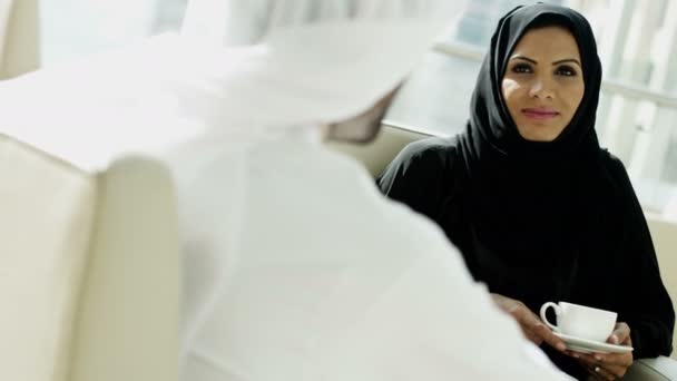 Αραβικά επιχειρηματίας και επιχειρηματίας συζήτηση στο γραφείο - Πλάνα, βίντεο
