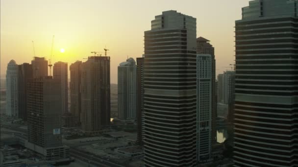 Vista aérea do horizonte da cidade de Dubai ao pôr-do-sol
 - Filmagem, Vídeo