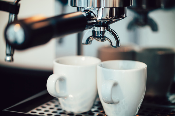 Cerrar imagen de espresso vertiendo en tazas blancas
 - Foto, Imagen