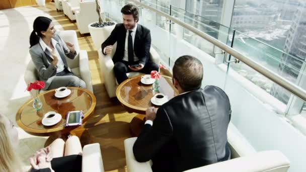 Geschäftsteam trifft sich in Dubais Bürogebäude - Filmmaterial, Video