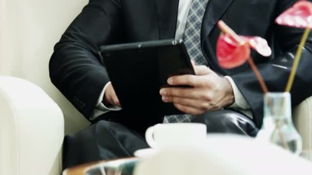 arabic businessman using digital tablet - Záběry, video