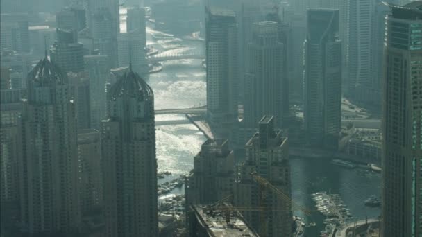 antenni näkymä Dubai kaupungin horisonttiin - Materiaali, video