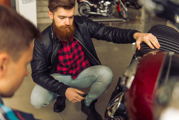 Men in motorbike salon - Fotoğraf, Görsel
