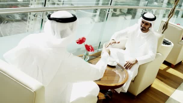 Arabische zakenlieden bespreken hun partnerschap - Video