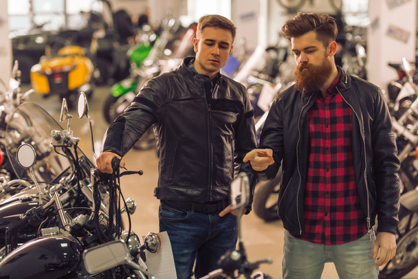 Men in motorbike salon - Foto, Bild