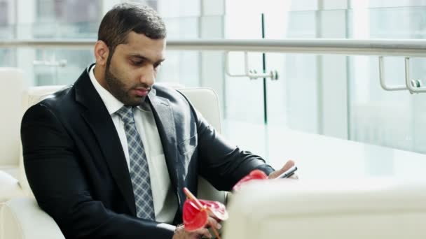 Hombre de negocios árabe usando tableta digital
 - Imágenes, Vídeo