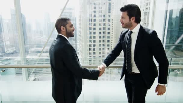 reunión de hombres de negocios en Dubai moderno edificio de oficinas
 - Imágenes, Vídeo