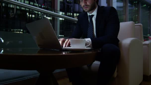 üzletember dolgozik laptop és szúró telefon éjjel - Felvétel, videó