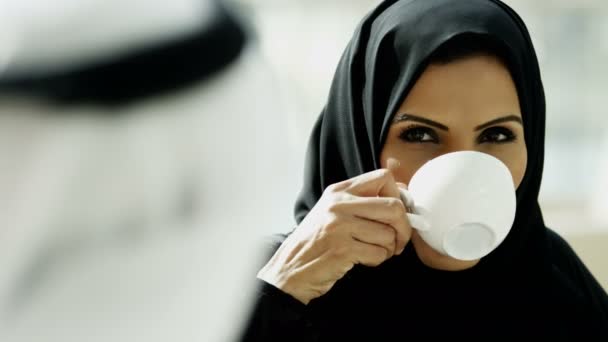 Арабский бизнесмен и деловая женщина обсуждают в офисе
 - Кадры, видео