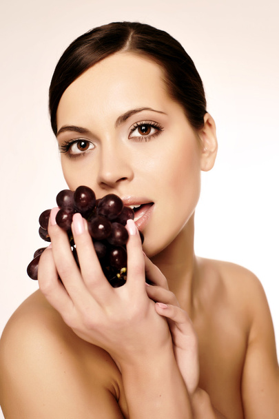 Beautiful young woman with grape - Photo, Image