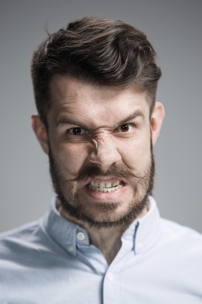 Κοντινό πρόσωπο της θυμωμένος άνθρωπος - Φωτογραφία, εικόνα