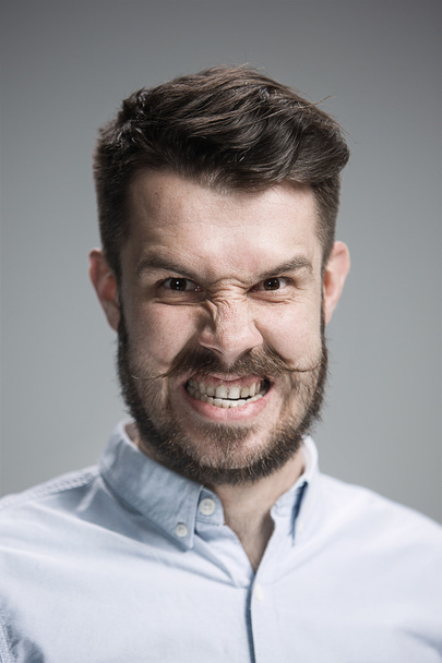Zblízka tváří rozhněvaný muž - Fotografie, Obrázek