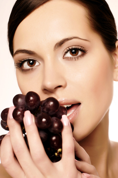 Beautiful young woman with grape - Фото, изображение