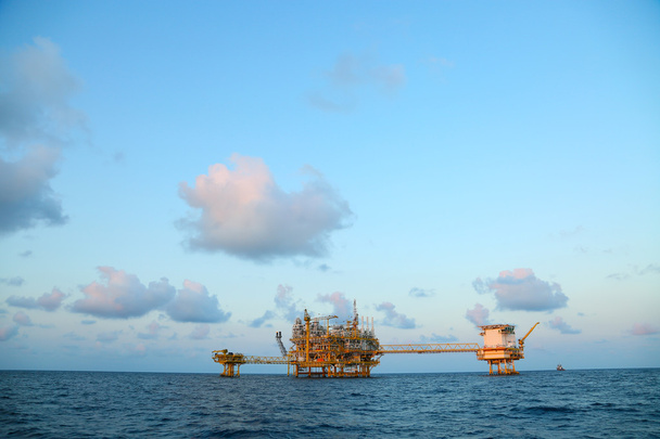 Offshore-Bauplattform für Öl- und Gasförderung, Öl- und Gasindustrie und harte Arbeit, Produktionsplattform und Betriebsprozess durch manuelle und automatische Funktion. - Foto, Bild