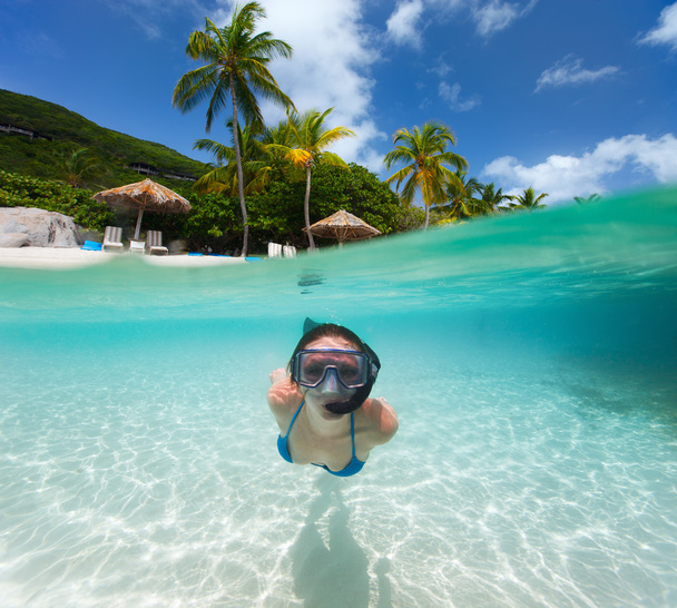 Woman snorkeling in tropical water - Fotoğraf, Görsel