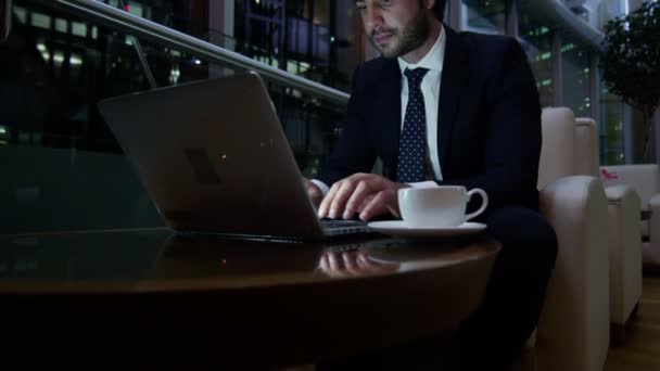 Арабский бизнесмен, работающий ночью на ноутбуке
 - Кадры, видео