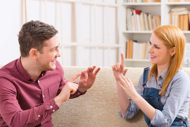 Uomo sordo con la sua ragazza usando il linguaggio dei segni
 - Foto, immagini